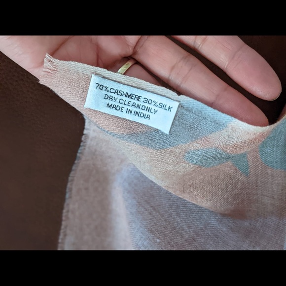 Printed cashmere scarf/Wrap - Picture 2 of 4
